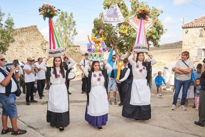 Vecinos y visitantes celebran la tradicional festividad de las Mondidas.