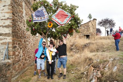 Vecinos y visitantes celebran la tradicional festividad de las Mondidas.