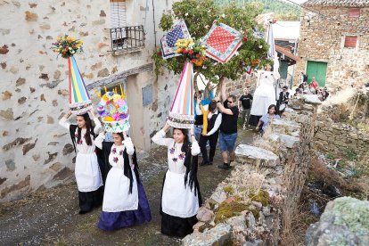 Vecinos y visitantes celebran la tradicional festividad de las Mondidas.