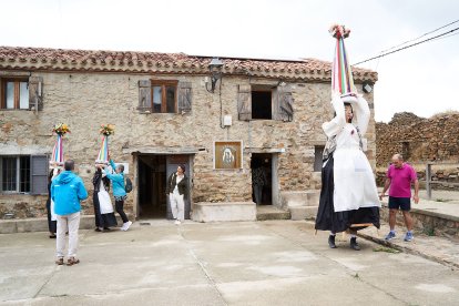 Vecinos y visitantes celebran la tradicional festividad de las Mondidas.