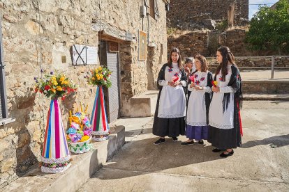 Vecinos y visitantes celebran la tradicional festividad de las Mondidas.