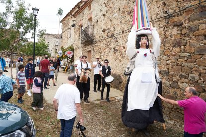 Vecinos y visitantes celebran la tradicional festividad de las Mondidas.