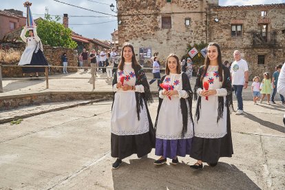 Vecinos y visitantes celebran la tradicional festividad de las Mondidas.
