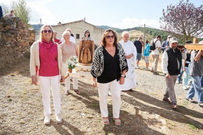 Vecinos y visitantes celebran la tradicional festividad de las Mondidas.