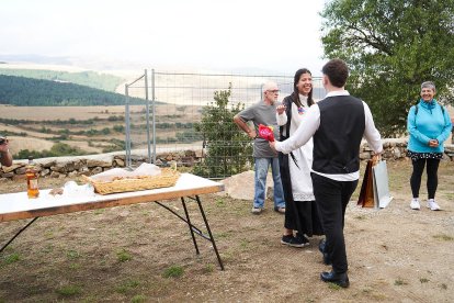 Vecinos y visitantes celebran la tradicional festividad de las Mondidas.