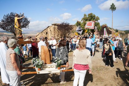Vecinos y visitantes celebran la tradicional festividad de las Mondidas.