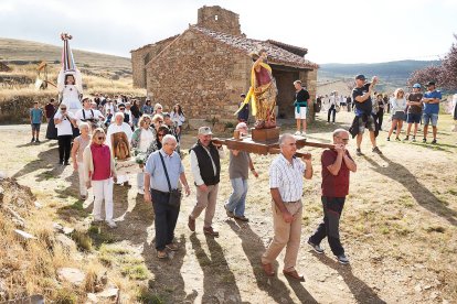 Vecinos y visitantes celebran la tradicional festividad de las Mondidas.
