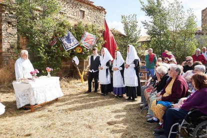 Vecinos y visitantes celebran la tradicional festividad de las Mondidas.