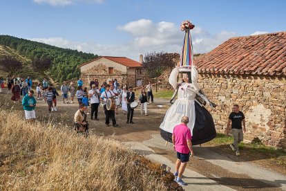 Vecinos y visitantes celebran la tradicional festividad de las Mondidas.