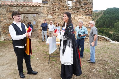 Vecinos y visitantes celebran la tradicional festividad de las Mondidas.