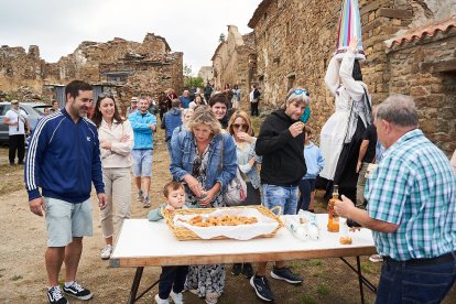 Vecinos y visitantes celebran la tradicional festividad de las Mondidas.