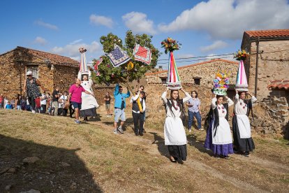 Vecinos y visitantes celebran la tradicional festividad de las Mondidas.