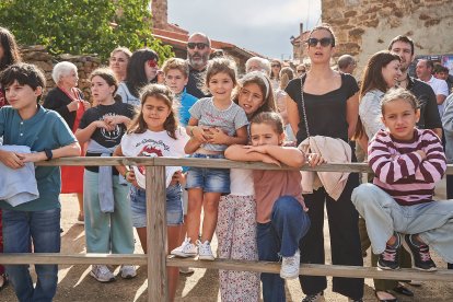 Vecinos y visitantes celebran la tradicional festividad de las Mondidas.