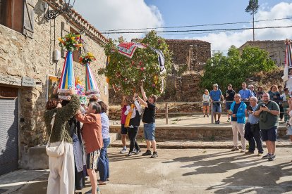 Vecinos y visitantes celebran la tradicional festividad de las Mondidas.