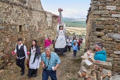 Vecinos y visitantes celebran la tradicional festividad de las Mondidas.