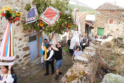 Vecinos y visitantes celebran la tradicional festividad de las Mondidas.