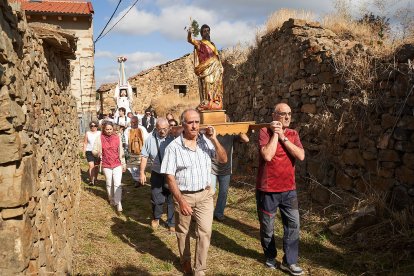Vecinos y visitantes celebran la tradicional festividad de las Mondidas.