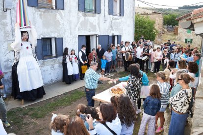 Vecinos y visitantes celebran la tradicional festividad de las Mondidas.