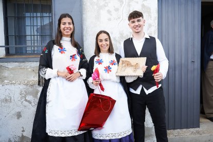 Vecinos y visitantes celebran la tradicional festividad de las Mondidas.