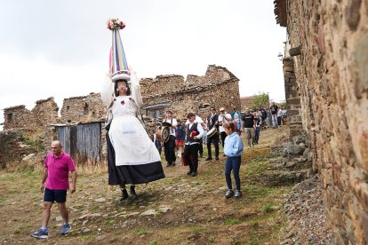 Vecinos y visitantes celebran la tradicional festividad de las Mondidas.
