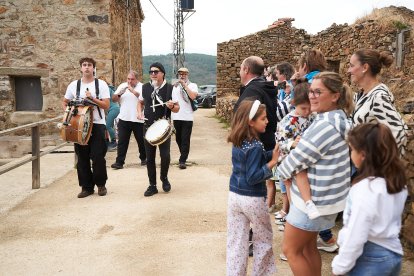 Vecinos y visitantes celebran la tradicional festividad de las Mondidas.