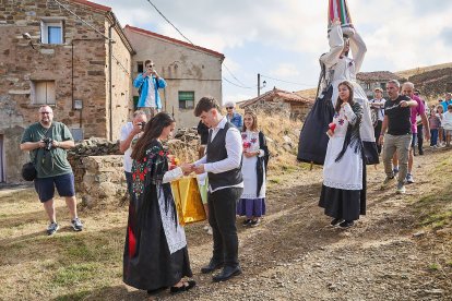 Vecinos y visitantes celebran la tradicional festividad de las Mondidas.