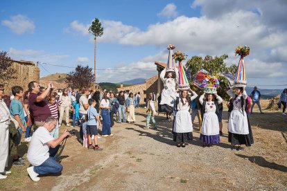 Vecinos y visitantes celebran la tradicional festividad de las Mondidas.