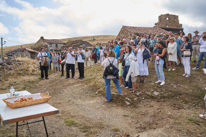 Vecinos y visitantes celebran la tradicional festividad de las Mondidas.