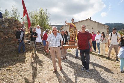 Vecinos y visitantes celebran la tradicional festividad de las Mondidas.