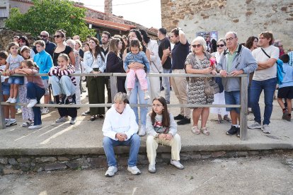 Vecinos y visitantes celebran la tradicional festividad de las Mondidas.