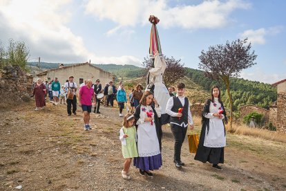 Vecinos y visitantes celebran la tradicional festividad de las Mondidas.
