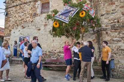 Vecinos y visitantes celebran la tradicional festividad de las Mondidas.