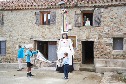 Vecinos y visitantes celebran la tradicional festividad de las Mondidas.