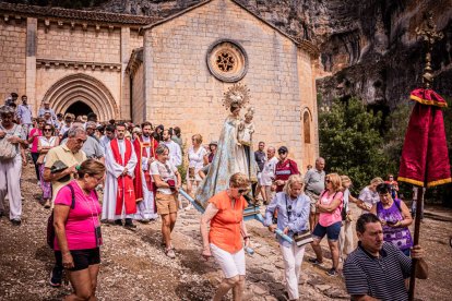 La procesión se celebra en el Cañón el Río Lobos