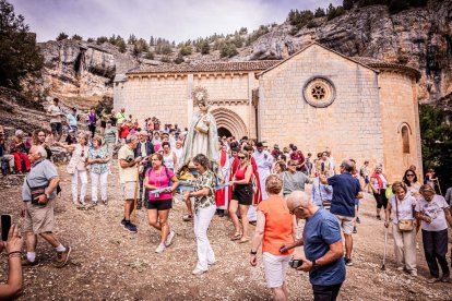 La procesión se celebra en el Cañón el Río Lobos