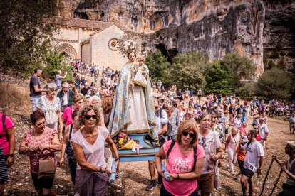La procesión se celebra en el Cañón el Río Lobos