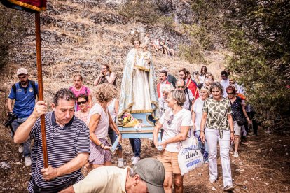 La procesión se celebra en el Cañón el Río Lobos