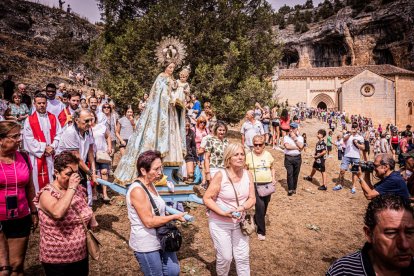 La procesión se celebra en el Cañón el Río Lobos