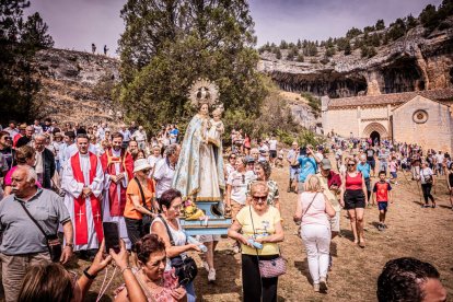 La procesión se celebra en el Cañón el Río Lobos