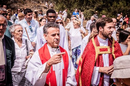 La procesión se celebra en el Cañón el Río Lobos