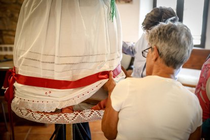 Varias vecinas dan vida un año más a la costumbre recuperada en 2025.