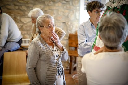 Varias vecinas dan vida un año más a la costumbre recuperada en 2025.