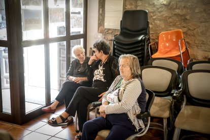 Varias vecinas dan vida un año más a la costumbre recuperada en 2025.