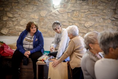Varias vecinas dan vida un año más a la costumbre recuperada en 2025.