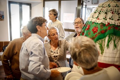 Varias vecinas dan vida un año más a la costumbre recuperada en 2025.