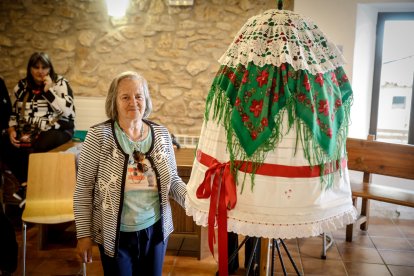 Varias vecinas dan vida un año más a la costumbre recuperada en 2025.