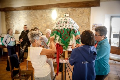 Varias vecinas dan vida un año más a la costumbre recuperada en 2025.