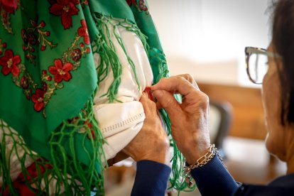 Varias vecinas dan vida un año más a la costumbre recuperada en 2025.