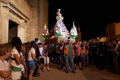 Miles de vecinos y visitantes acompañaron la procesión del Nazareno.