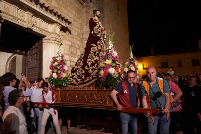 Miles de vecinos y visitantes acompañaron la procesión del Nazareno.